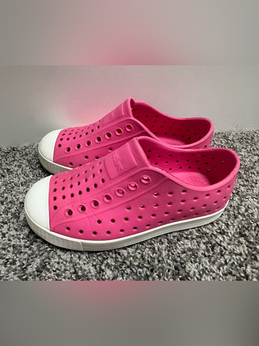 Native Kids Slip-On Water Shoes in Bright Pink with White Toe Size 11c